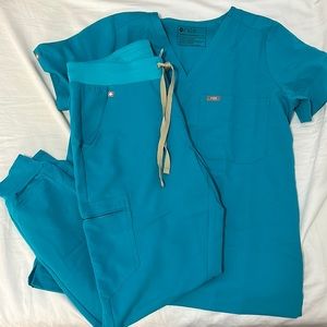 FIGS women’s Catarina one pocket scrub top size M and Zamora jogger pants size M